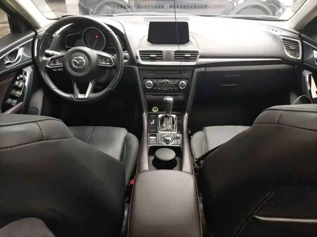 Mazda 3 Axela 2018 — фото 10