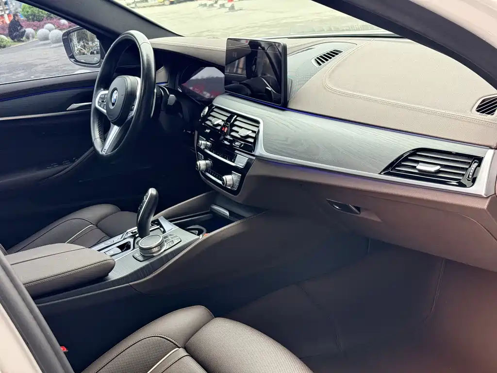 BMW 5 Series 2022 — фото 10