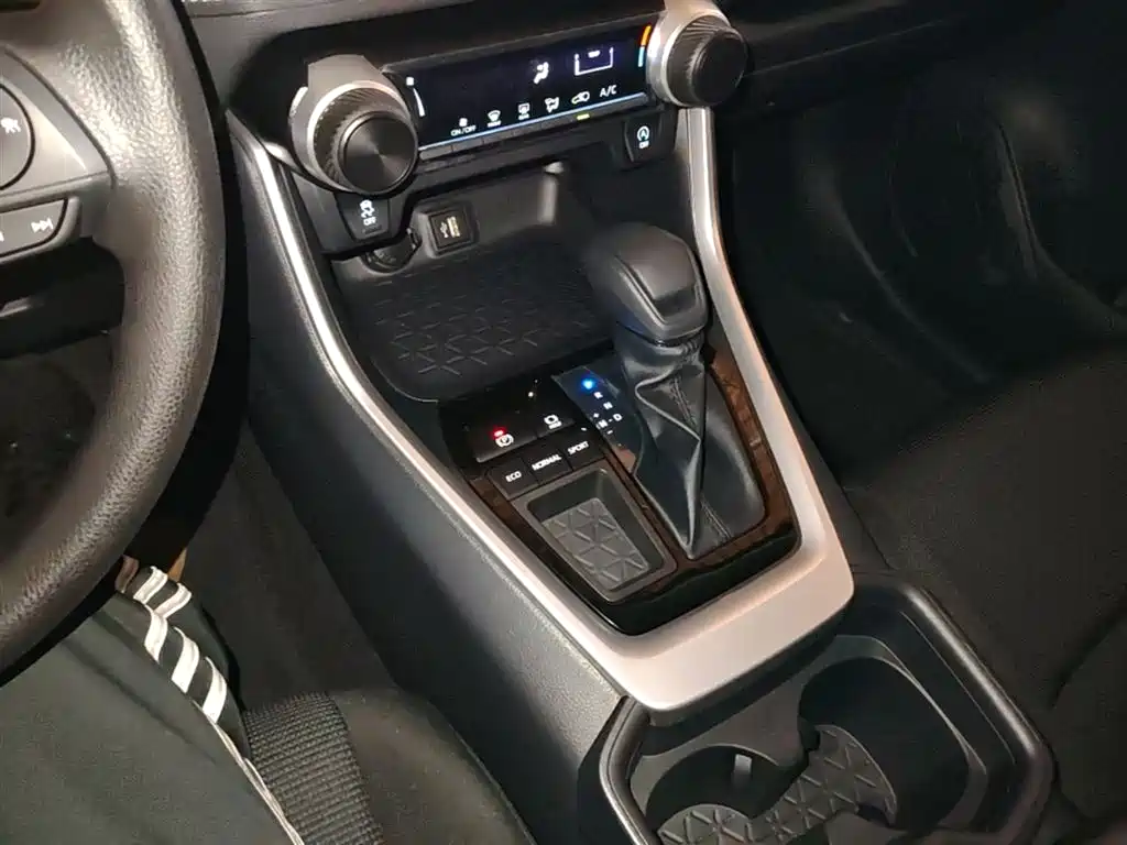 Toyota RAV4 2025 — фото 14