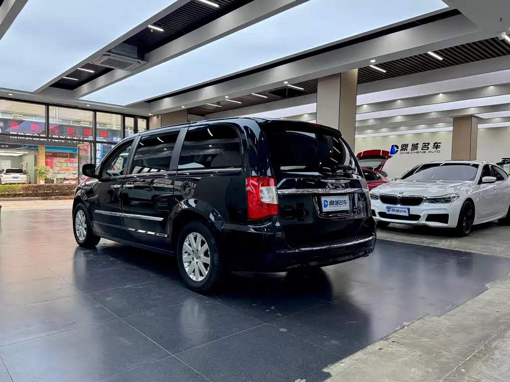 Chrysler Grand Voyager 2015 — фото 14