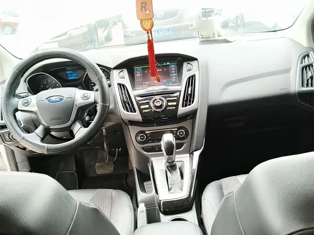Ford Focus 2015 — фото 10