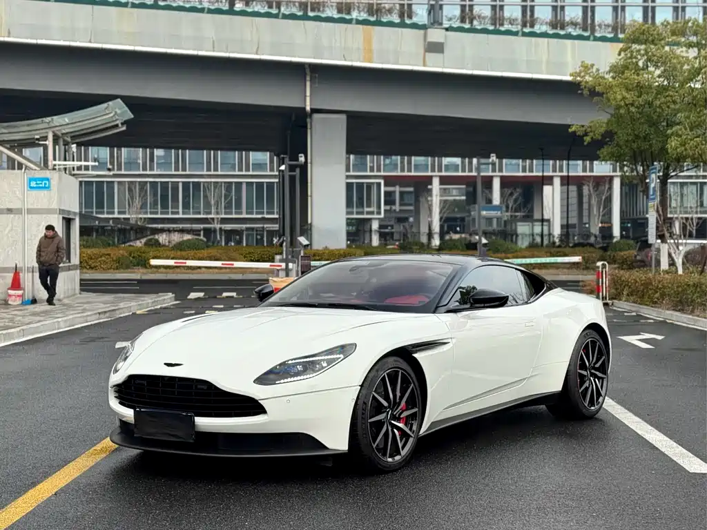 Aston Martin DB11 2020 — фото 2