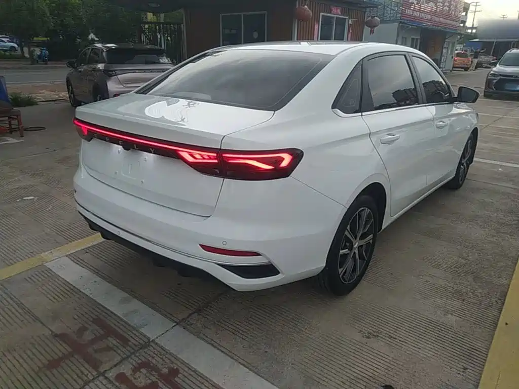 Geely Emgrand 2022