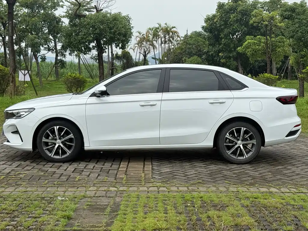 Geely Emgrand 2024