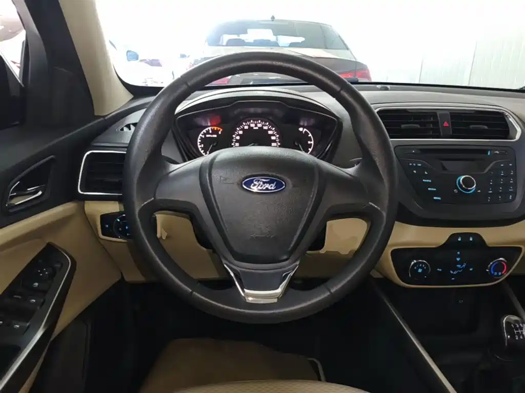 Ford Escort 2018 — фото 11