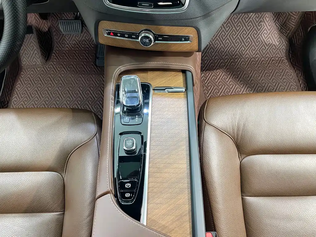 Volvo XC90 2022 — фото 20