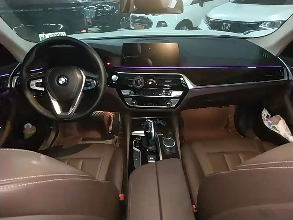 BMW 5 Series 2019 — фото 10