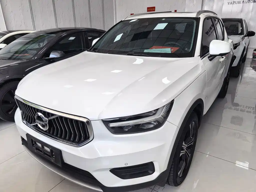 Volvo XC40 2021 — фото 1