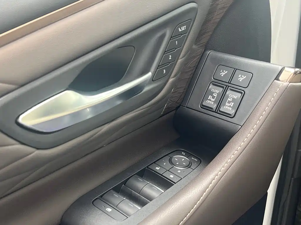 Toyota Alphard — фото 9