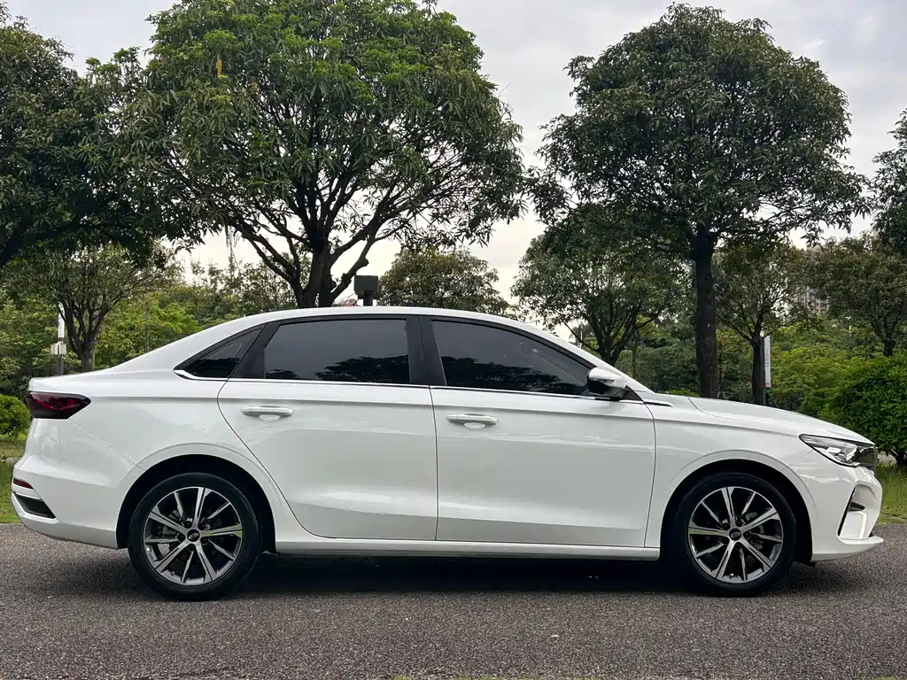 Geely Emgrand 2023