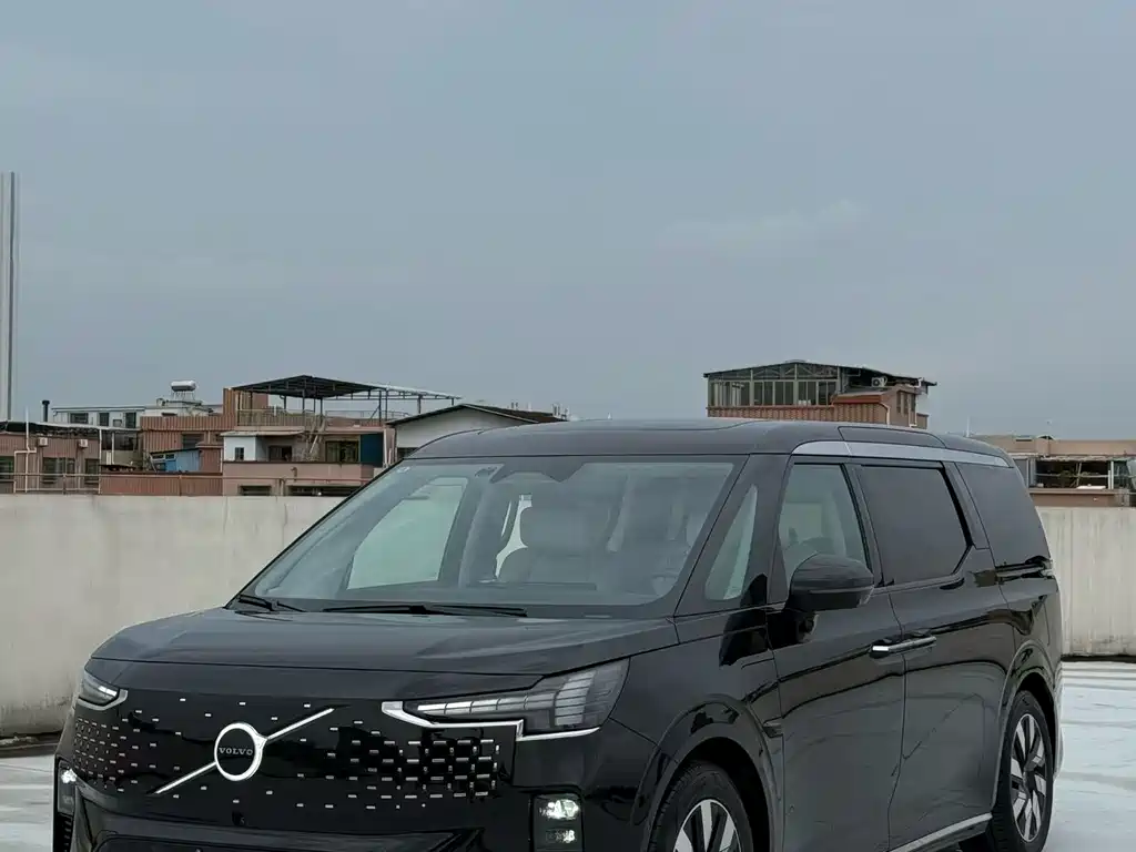 Volvo EM90 2024