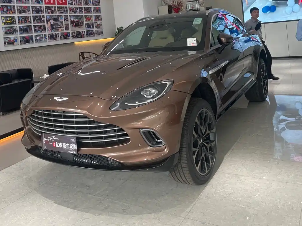 Aston Martin DBX — фото 1