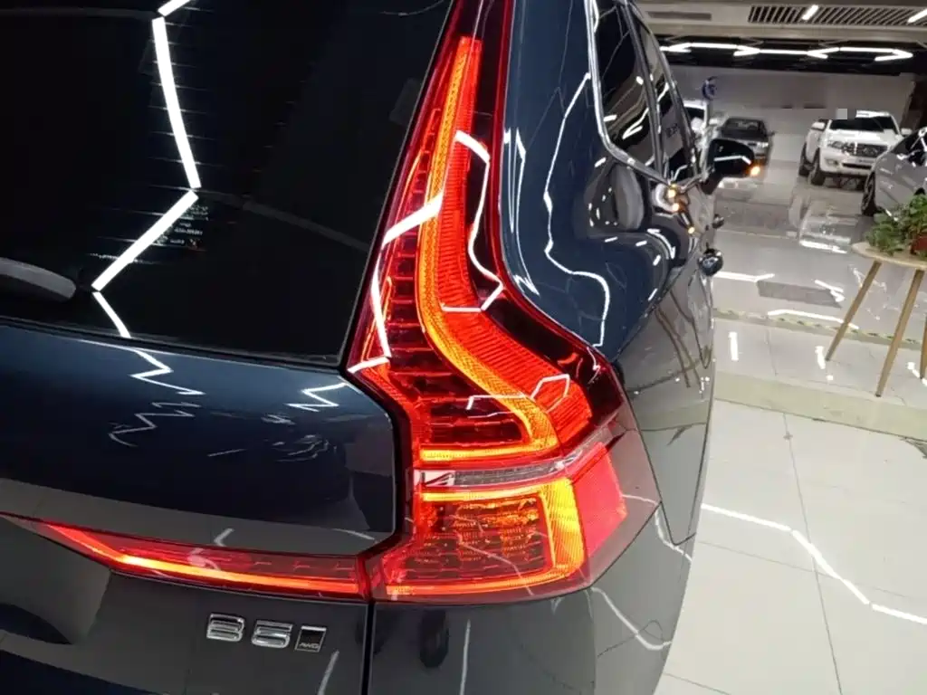 Volvo XC60 2023 — фото 8