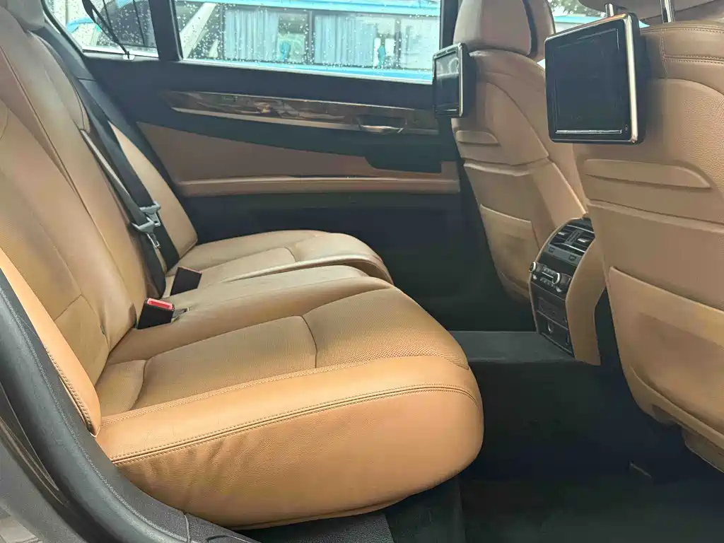 BMW 7 Series 2013 — фото 10