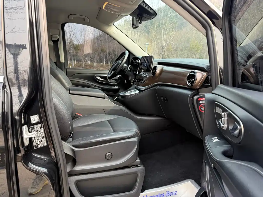 Mercedes-Benz V-Class 2022 — фото 11