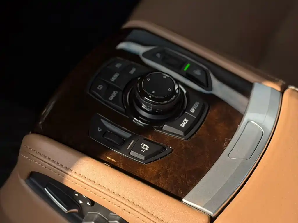 BMW 7 Series 2011 — фото 15