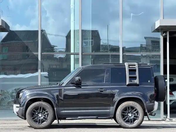 Land Rover Defender 2024