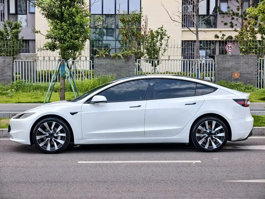 Tesla Model 3 2024 — фото 19