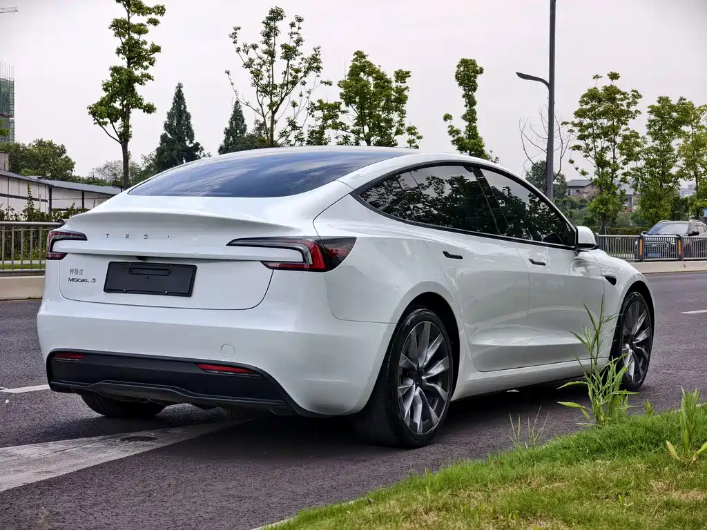 Tesla Model 3 2024 — фото 17