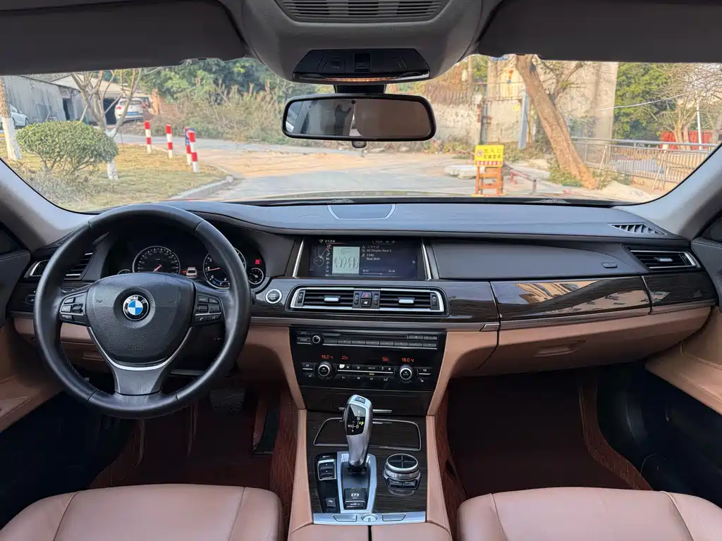 BMW 7 Series 2013 — фото 14