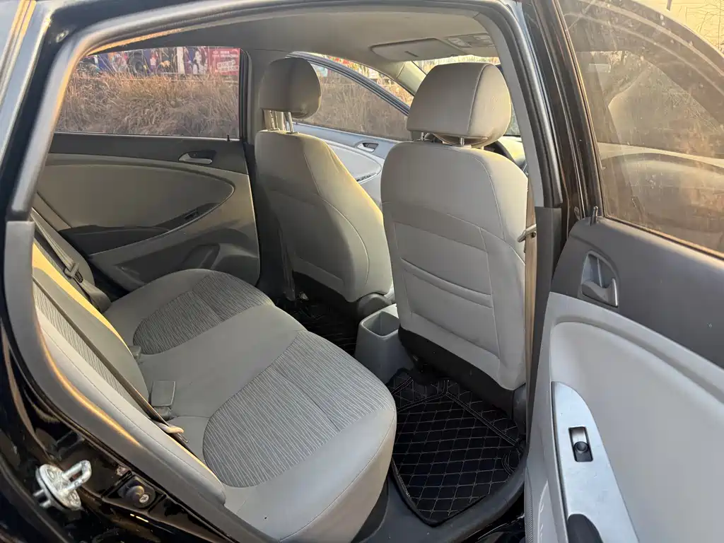 Hyundai Verna 2015 — фото 11