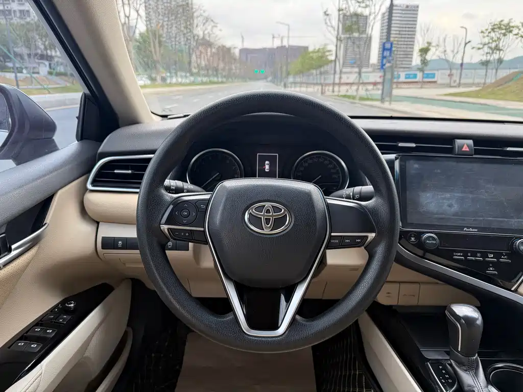 Toyota Camry 2018 — фото 12