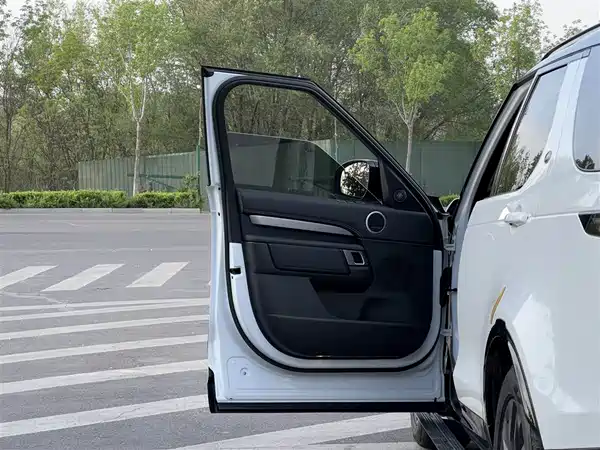 Land Rover Discovery 2023
