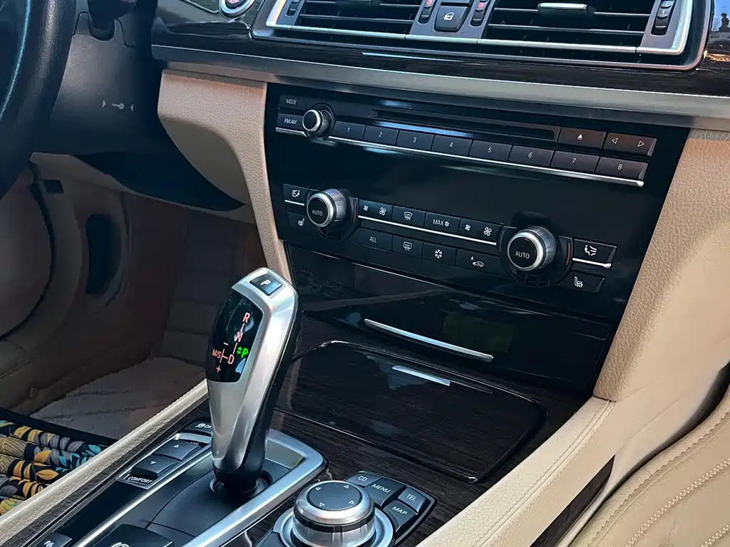 BMW 7 Series 2011 — фото 9