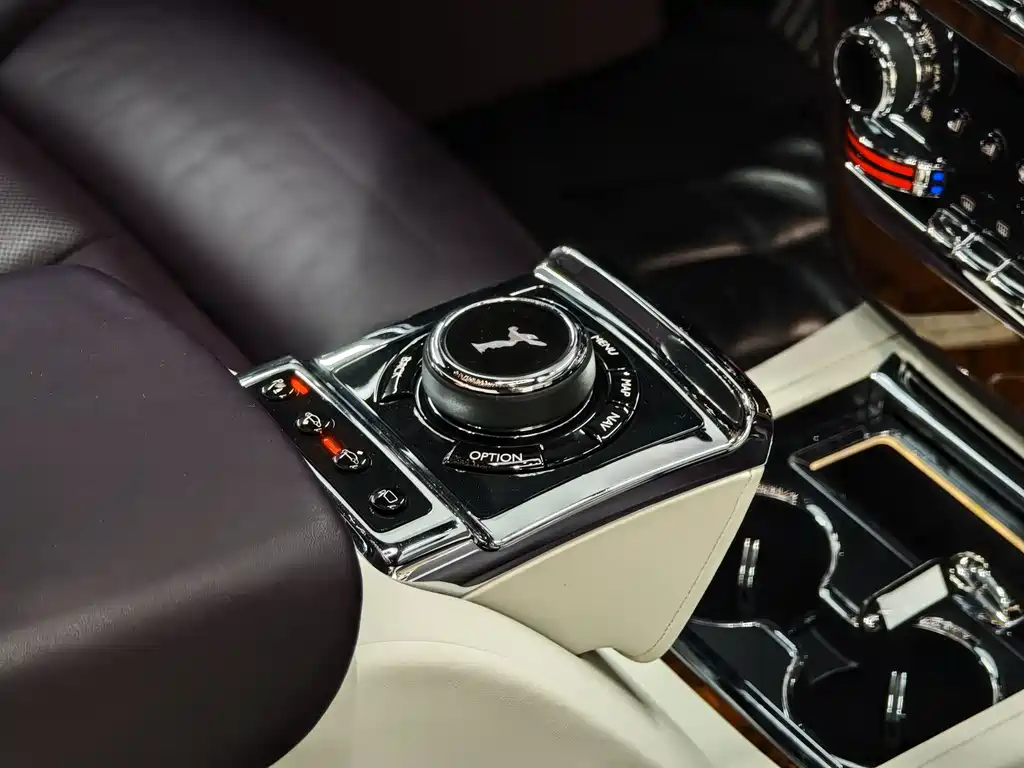 Rolls-Royce Phantom 2019 — фото 15