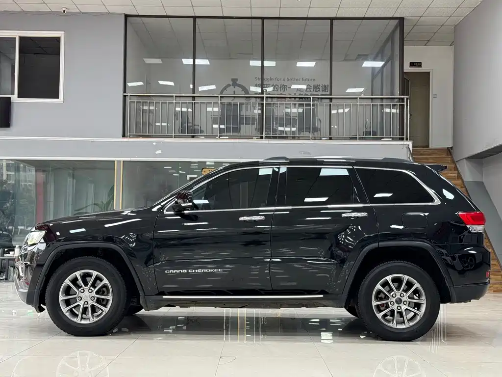 Jeep Grand Cherokee 2017 — фото 3