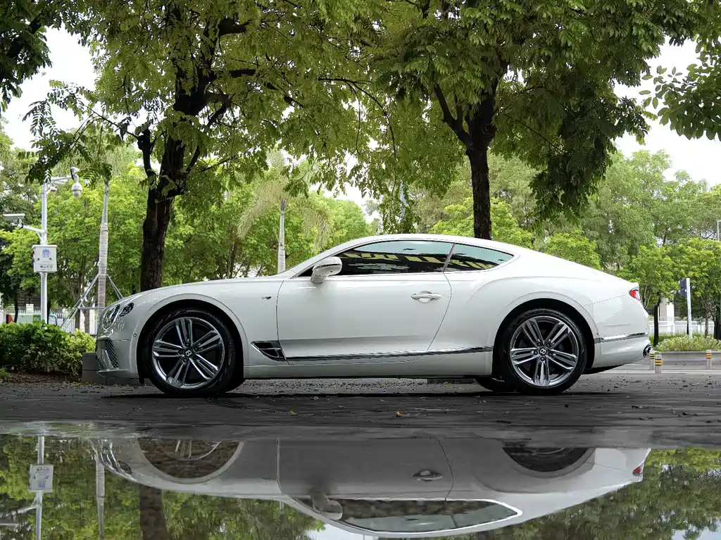 Bentley Continental 2022 — фото 10