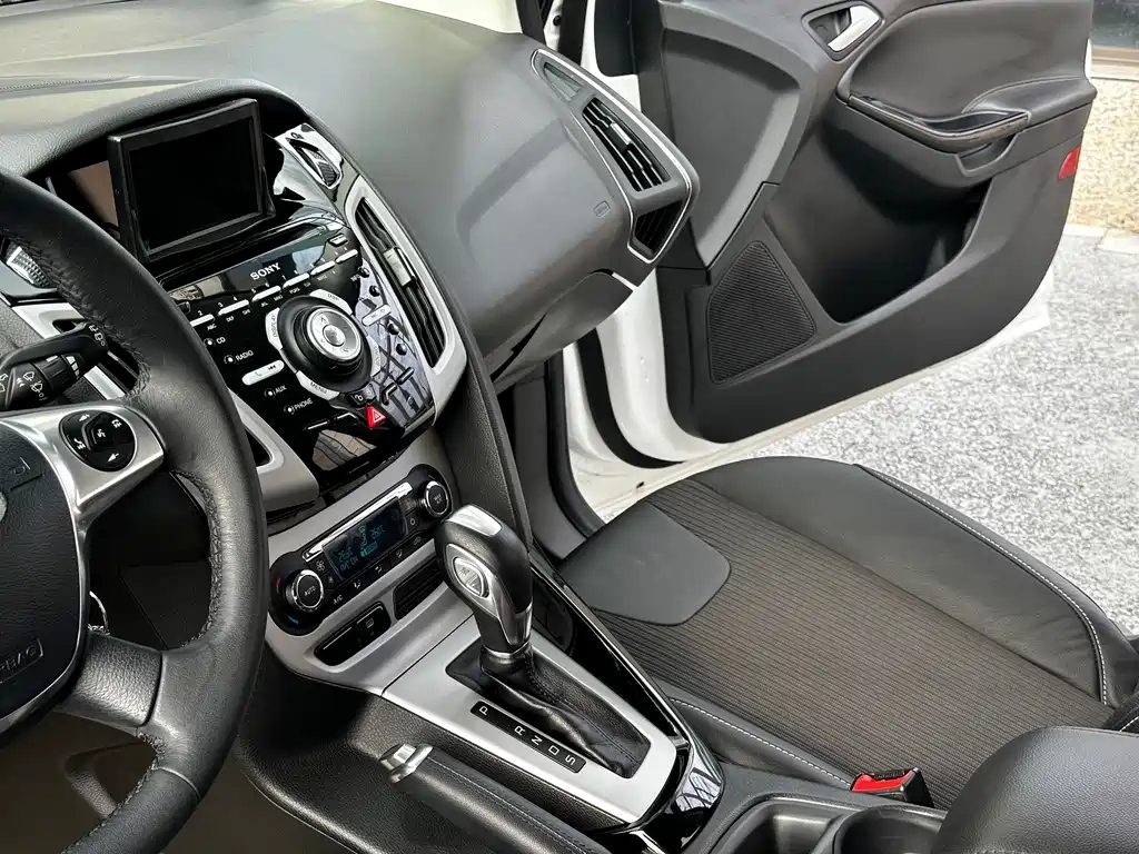 Ford Focus 2014 — фото 12