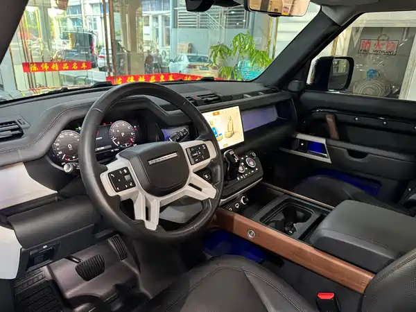 Land Rover Defender 2024