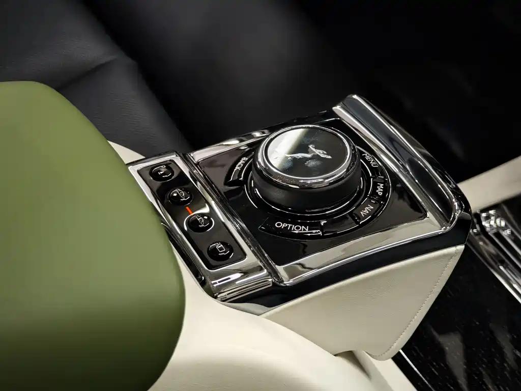 Rolls-Royce Phantom 2023 — фото 18