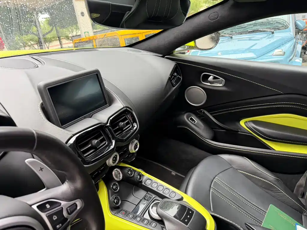 Aston Martin V8 Vantage 2018 — фото 13