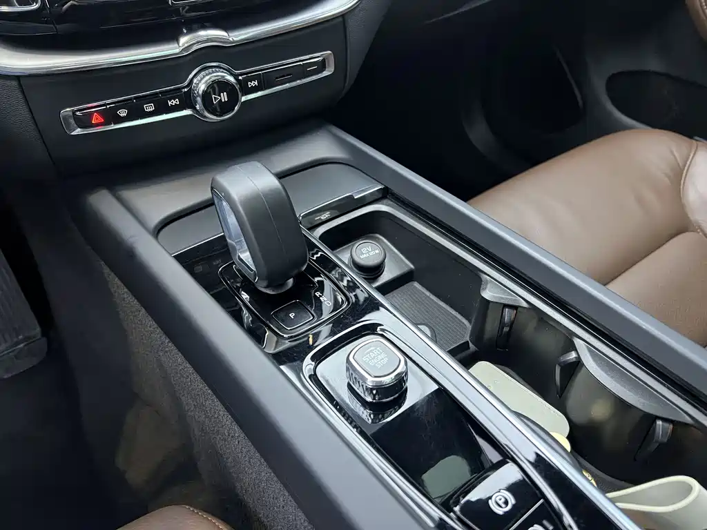 Volvo XC60 2022 — фото 10