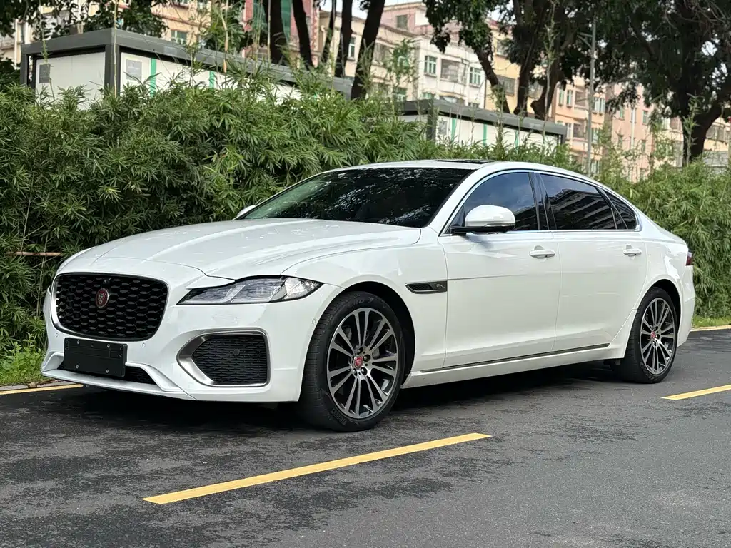 Jaguar XFL 2022 — фото 1