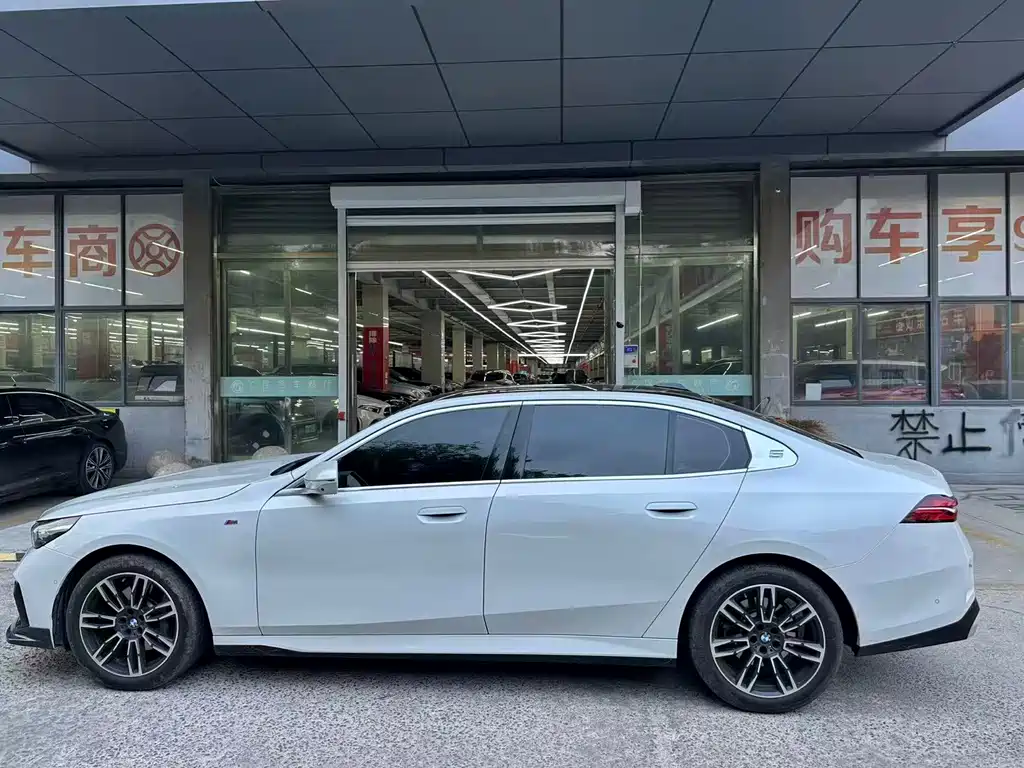 BMW 5 Series 2025