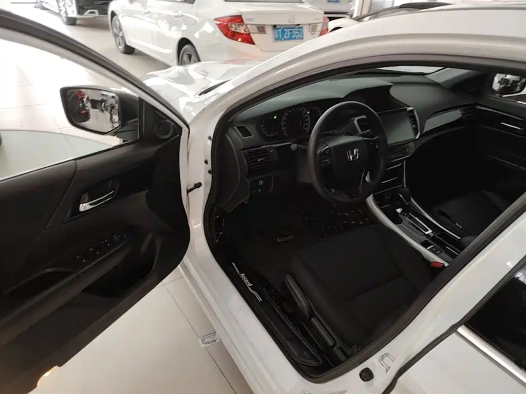 Honda Accord 2017 — фото 16