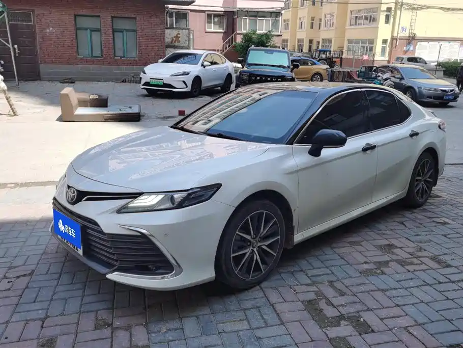 Toyota Camry 2022 — фото 1