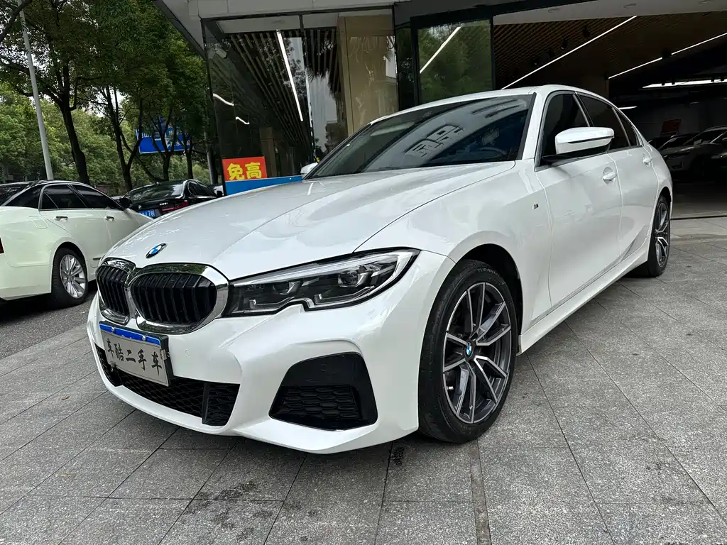 BMW 3 Series 2022 — фото 1