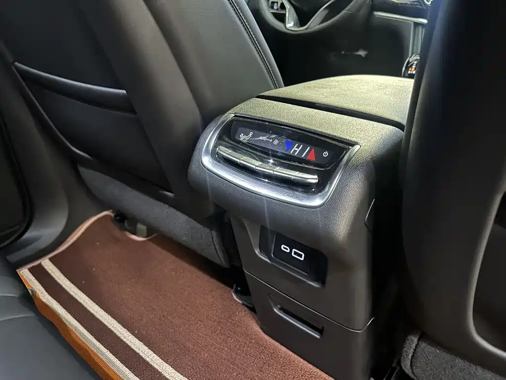 Cadillac XT6 2023 — фото 19