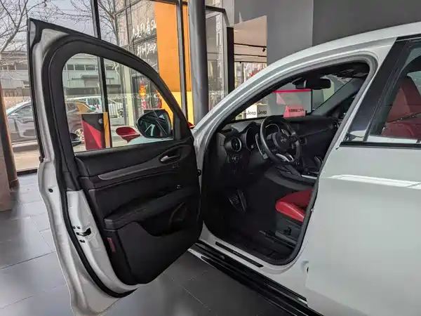 Alfa Romeo Stelvio 2023