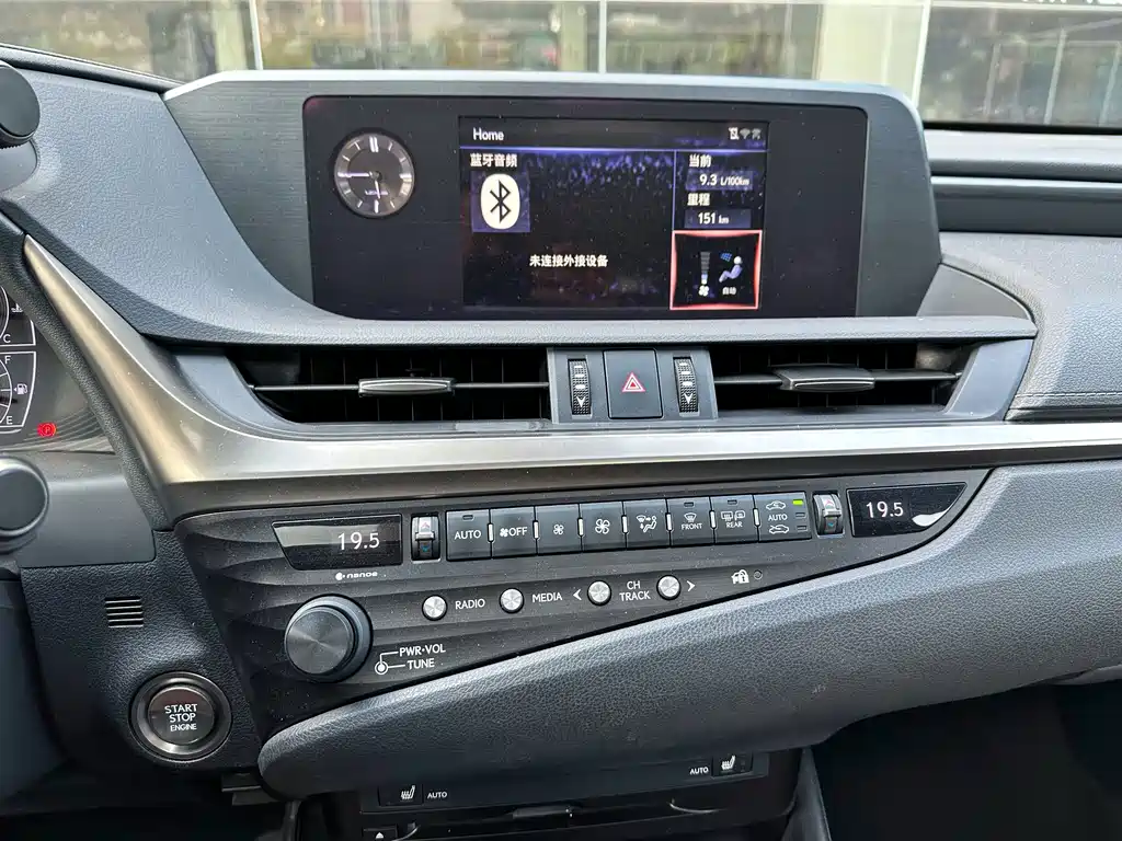 Lexus ES 2019 — фото 15