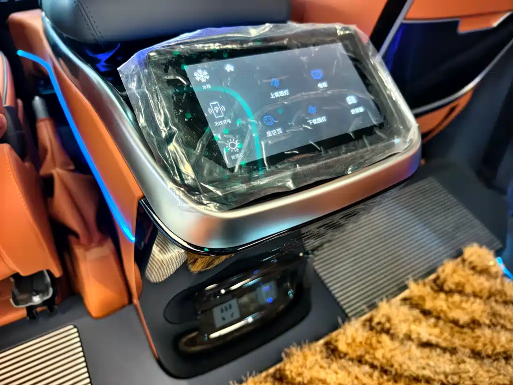 Toyota Hiace — фото 22