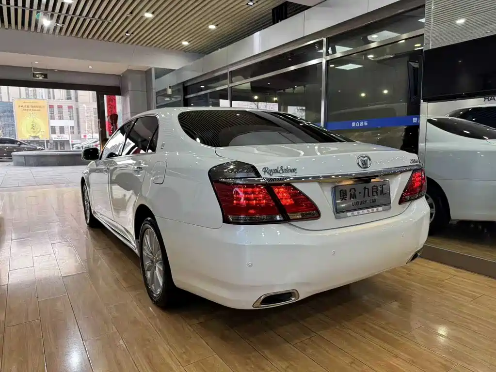 Toyota Crown 2015 — фото 19