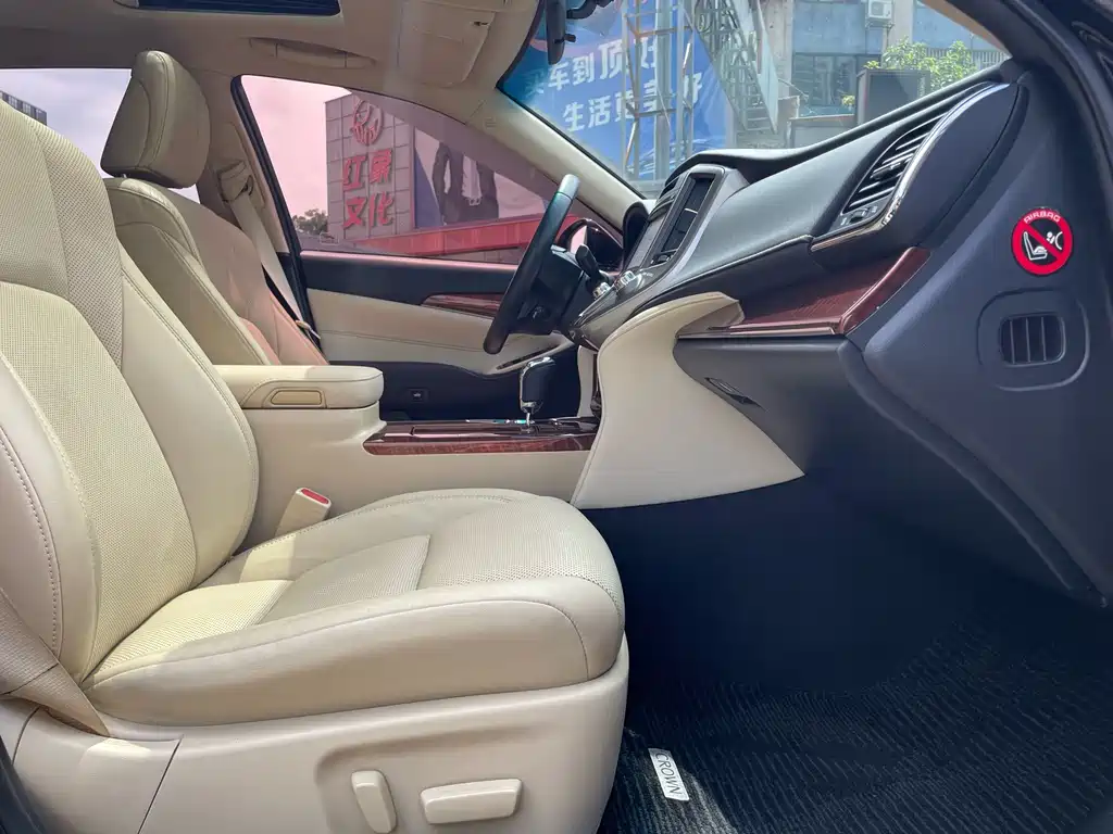 Toyota Crown 2017 — фото 30