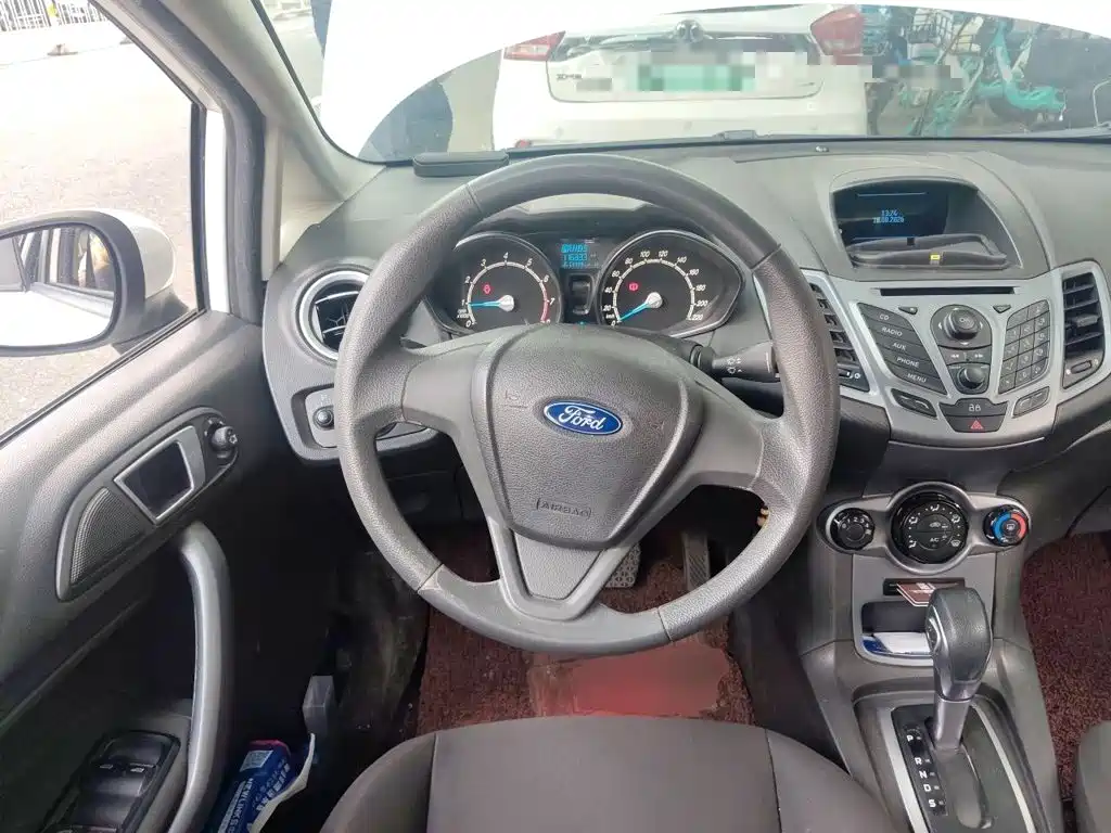 Ford Fiesta 2015 — фото 11
