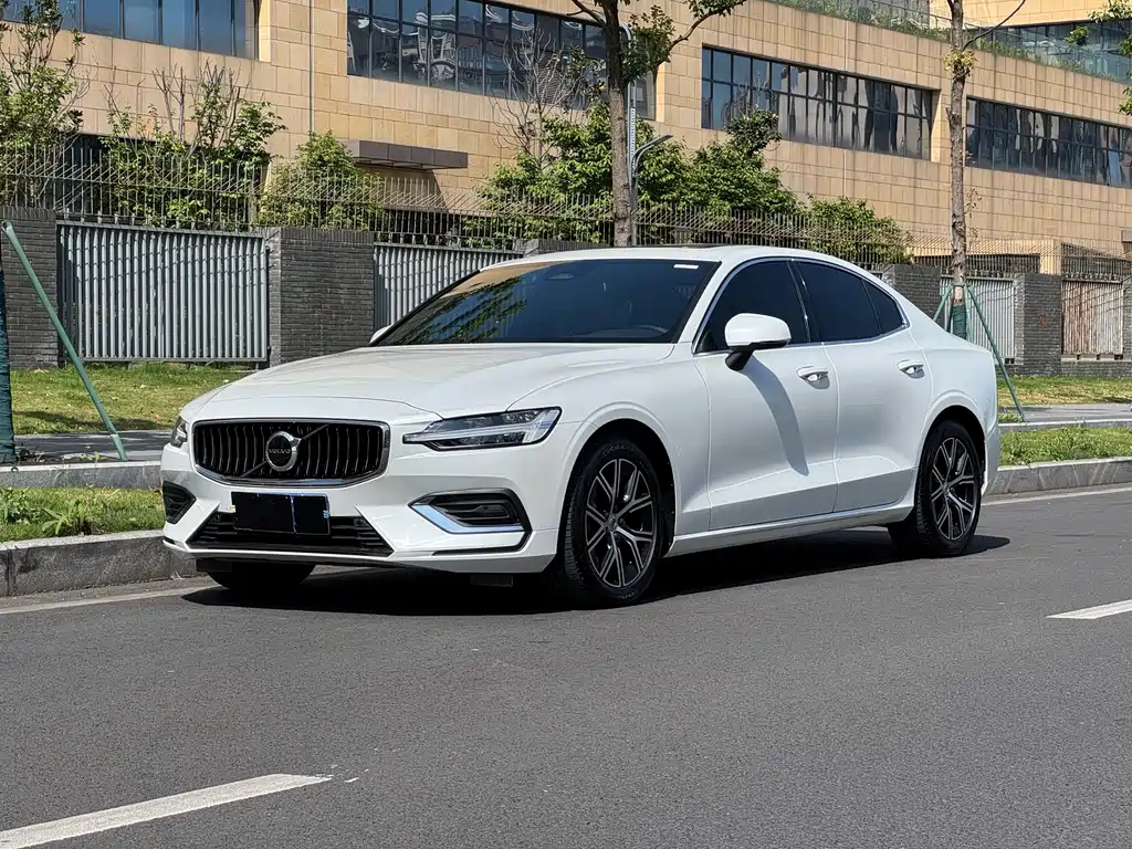 Volvo S60 2024 — фото 1