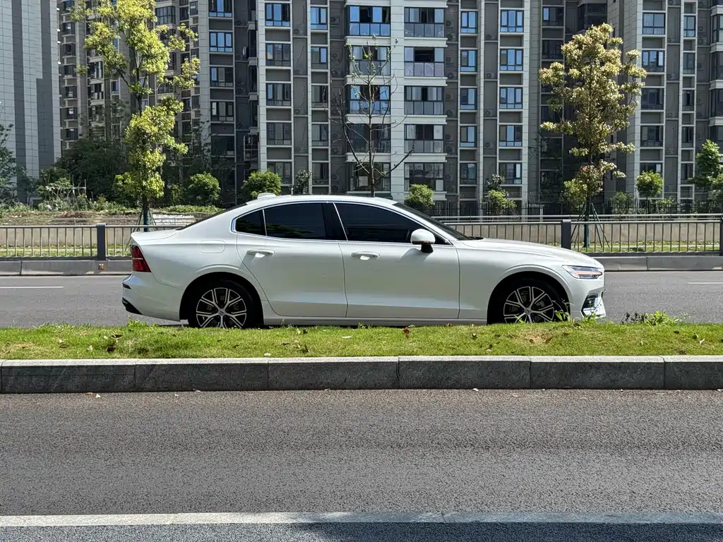 Volvo S60 2024 — фото 16